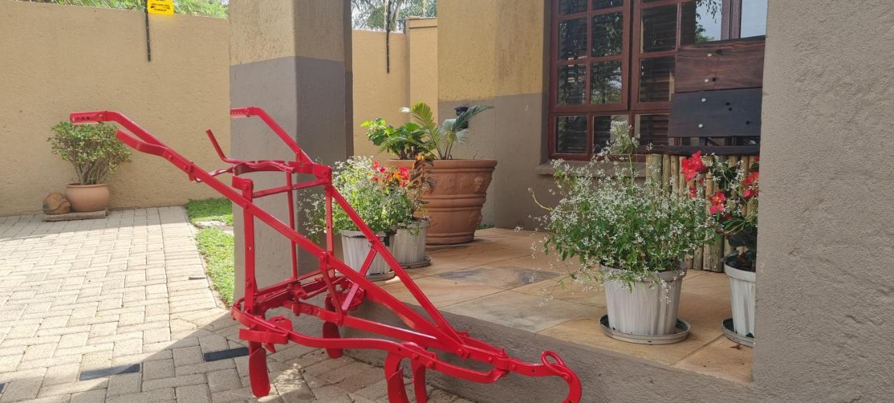 The Leopard Tree Bed & Breakfast Polokwane Bagian luar foto