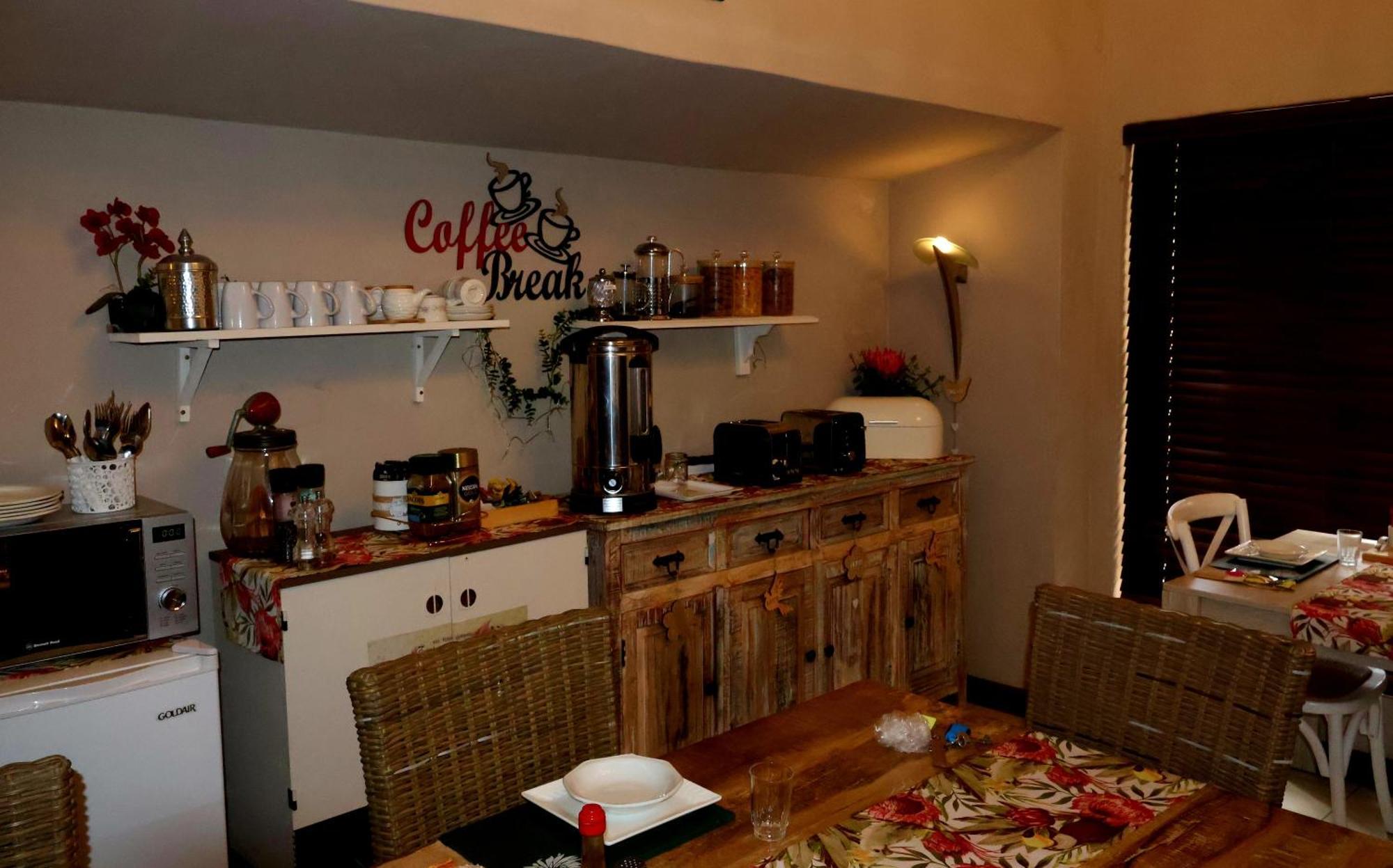 The Leopard Tree Bed & Breakfast Polokwane Bagian luar foto