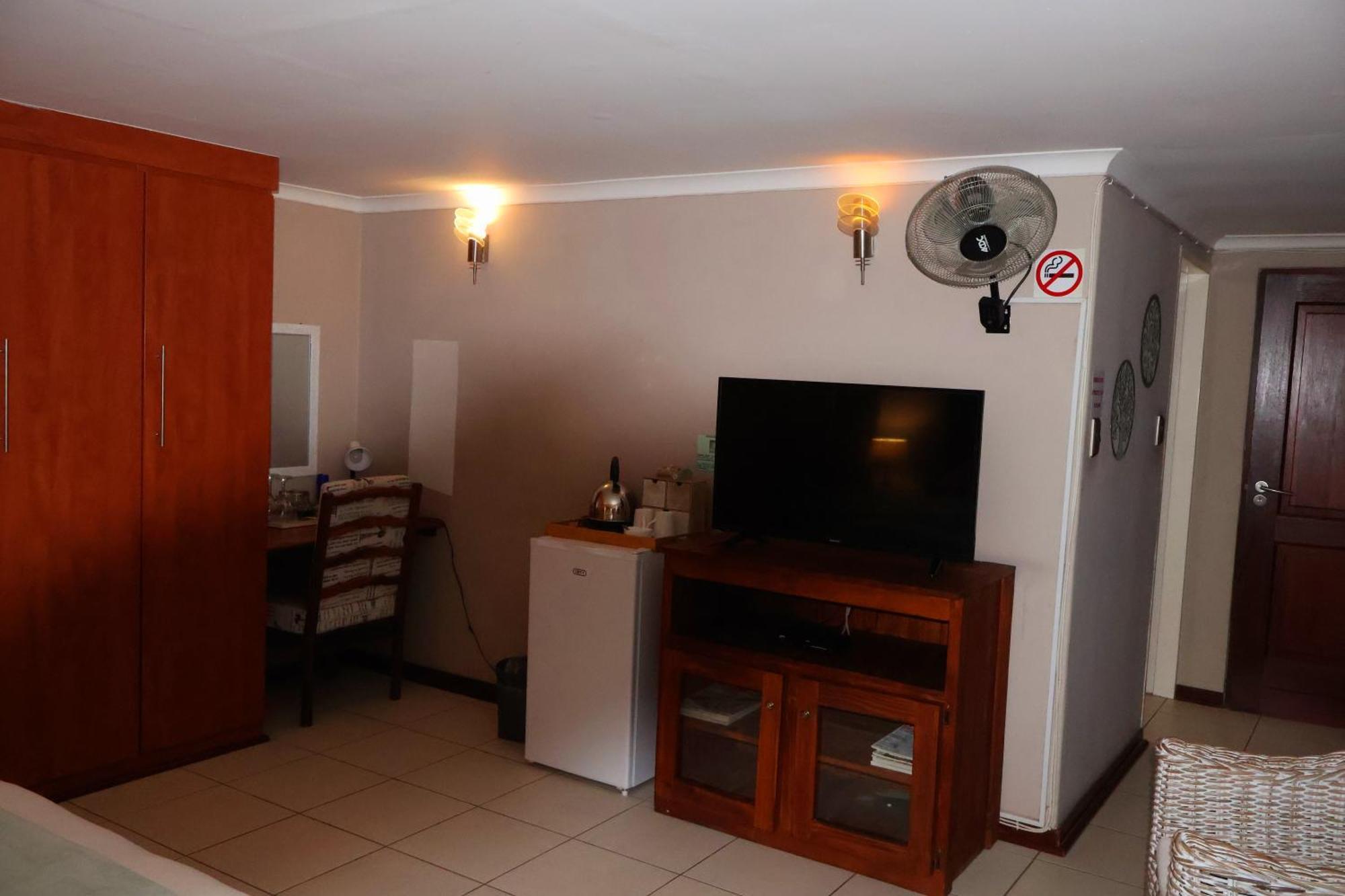 The Leopard Tree Bed & Breakfast Polokwane Bagian luar foto